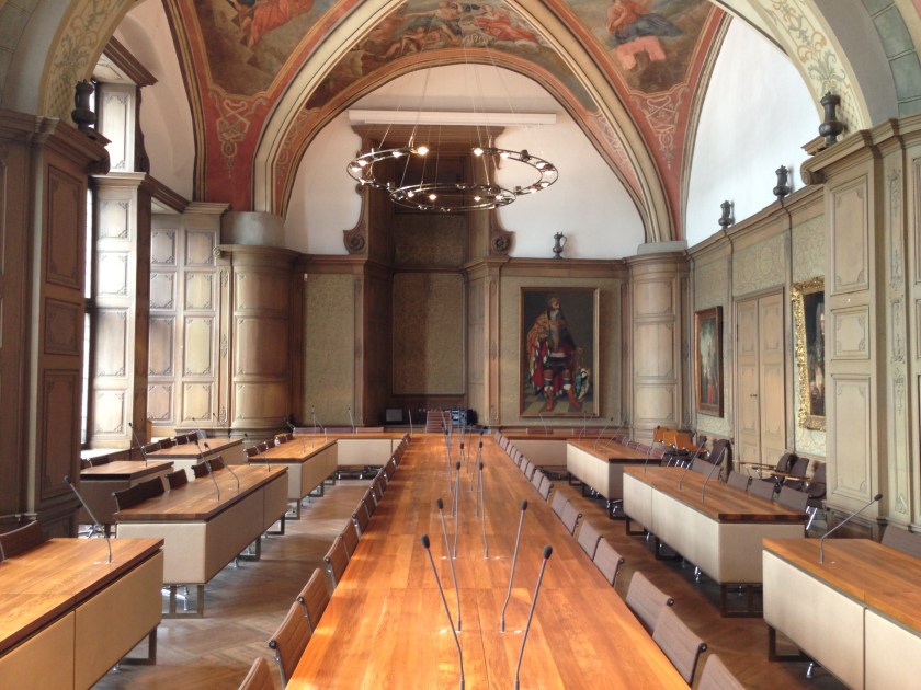 Der Ratssaal im Aachener Rathaus. Wer hier nach dem 25. Mai Platz nehmen kann, das ist noch völlig unklar. Die Ratsvertrezer sitzen hier sehr eng, viel zu eng.