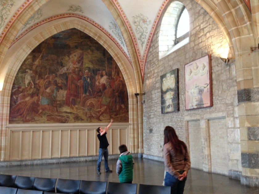 Heute im Krönungssaal des Aachener Rathauses: Keine Bange, es wird nicht auf die Kunst gezielt, sondern auf eine Taube, die sich in den Saal verirrt hatte und ihn nicht mehr verlassen wollte.