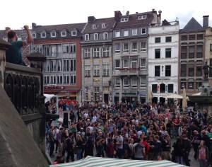 Schulz auf dem Katschhof, eine Ecke weiter: diese Versammlung. 