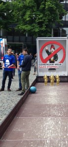 Prima Kegelbahn  mit Hörl-Zwergen, die den rechten Arm zum Hitler-Gruß heben.