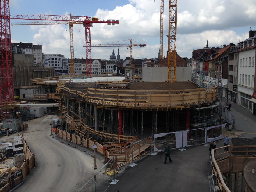 Aquis Plaza, Stand 15. Juni 2014. Direkt rechts daneben kommt ein weiteres Einkaufszentrum hin. Die Hinweise verdichten sich, und man hört keinen Widerspruch.