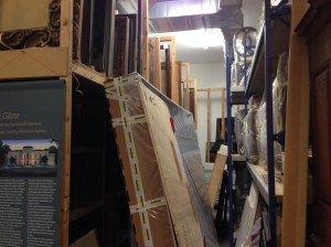 Lauter Objekte, an die man nicht mehr rankommt. In einem Depot des Suermondt-Ludwig-Museums. 