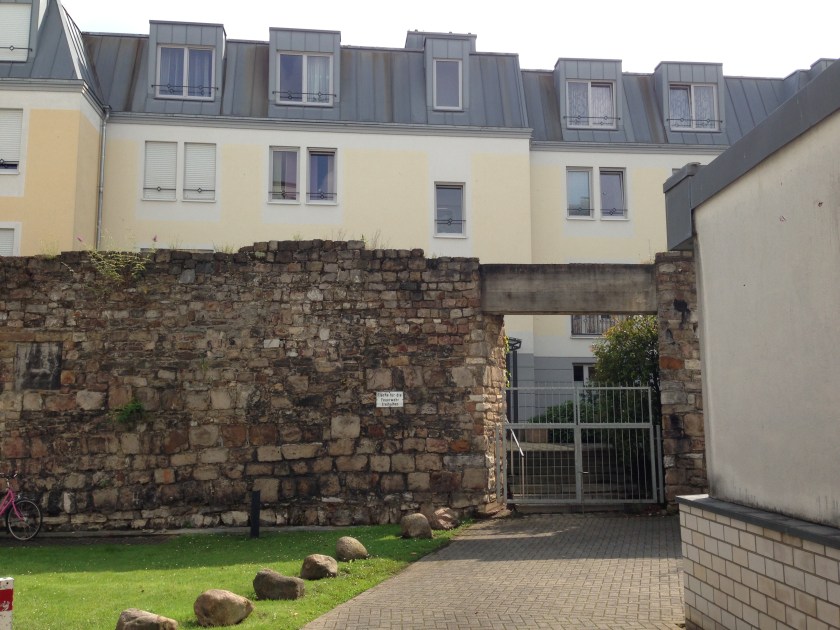 Hinter der Barbarossamauer: Die Wohnanlage.