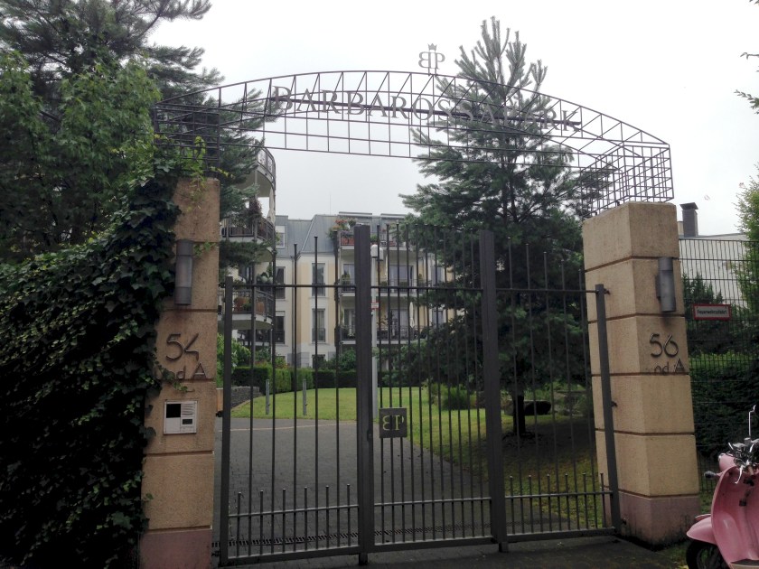 verrammelt und verriegelt: das Eingangstor zum Barbarossapark.