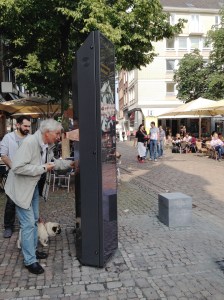 Mediensäule bietet Hintergrundinfos zur Geschichte Aachens. 