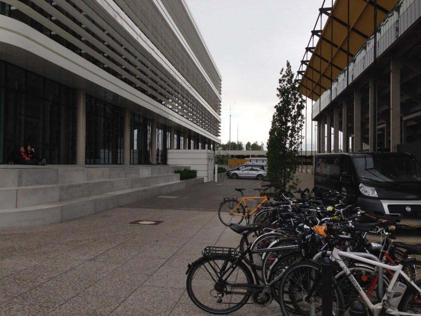 Links: das Trianel-Hauptgebäude, rechts: das Alemannia-Stadion, wo im Winter das Aachener Spielcasino einziehen wird. 