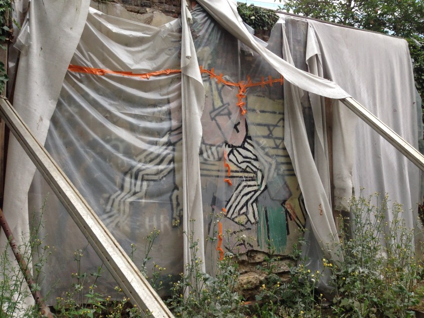 Wertvoll in Aachen sind nicht allein die in Rathaus, Dom und Centre Charlemangne ausgestellten Kostbarkeiten. Zu dem, was in Aachen wertvoll ist, gehört auch dieses Bild von Klaus Paier. Kann es gerettet werden?