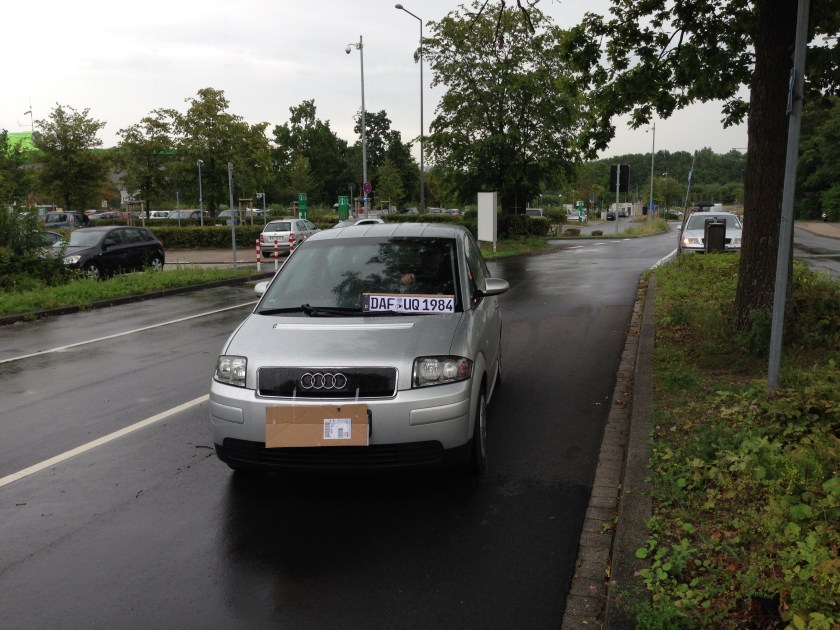 Kommt dieser Autofahrer auf den Parkplatz vom Klinikum rauf und anschließend wieder runter? Was macht die Kamera?