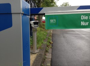 Da sieht man eine der Kameras. Alle wurden für teures Geld "aus Servicegründen" angeschafft. Vielen Dank. 