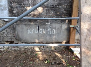 "Für Claudio", die Schrift gehört zum Bild und muss ebenfalls erhalten bleiben. 