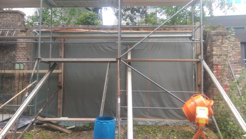 Mittlerweile hoffen ziemlich viele Leute, dass das Bild hinter dem Vorhang ihnen eines Tages in frischen Farben entgegenleuchtet. Foto: Maximilian Render