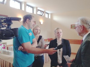 Das lokale Fernsehen interessiert sich für die Ansichten von Städteregionsrat Helmut Etschenberg (r.).