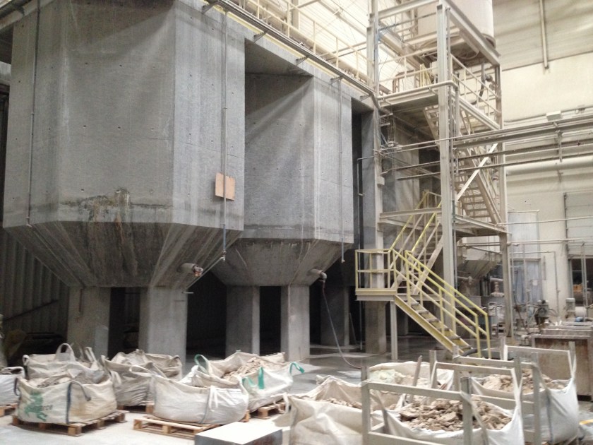 Keramik-Produktion in großem Stil und weitgehend vollautomatisch wurde besichtigt als ein Beispiel europäischer Zusammenarbeit von Unternehmen.