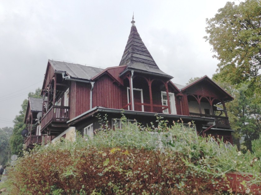 Wer weiß etwas über die Villen von Schreiberhau? Die kleine Stadt hat heute einen polnischen Namen, Szklarska Poreba.