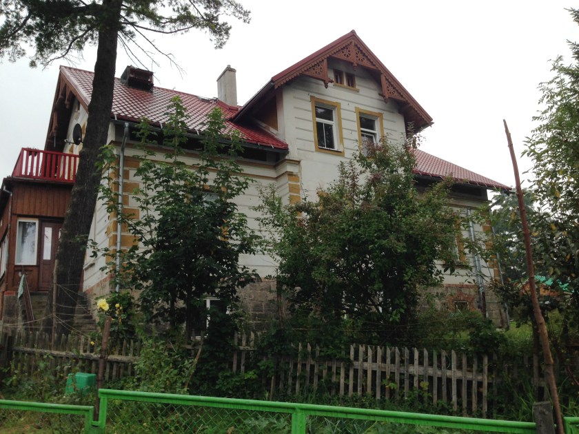 Manche dieser Häuser sind saniert, andere noch in einem beklagenswerten Zustand und trotzdem schön. Die sollen aber auch Zug um Zug renoviert werden.