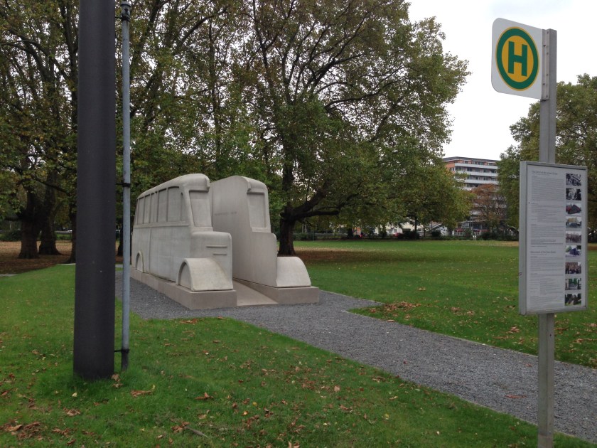 Moderne Kunst vor dem Gebäude des Landschaftsverbands (LVR) in Köln. Der Landschaftsverband bekommt sein Geld ausschließlich von den Kreisen und kreisfreien Städten und von der Städteregion. Per Umlage. 