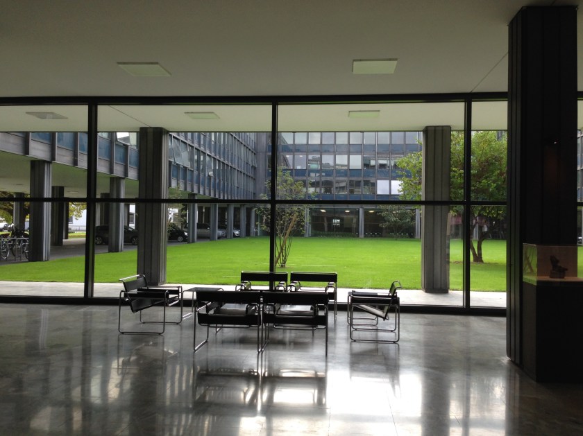 Großzügig: Das Foyer des Gebäudes, in dem die Sitzungen des Landschaftsausschusses stattfinden und in dem sich  auch die Büros der Fraktionen befinden. Platz satt. 