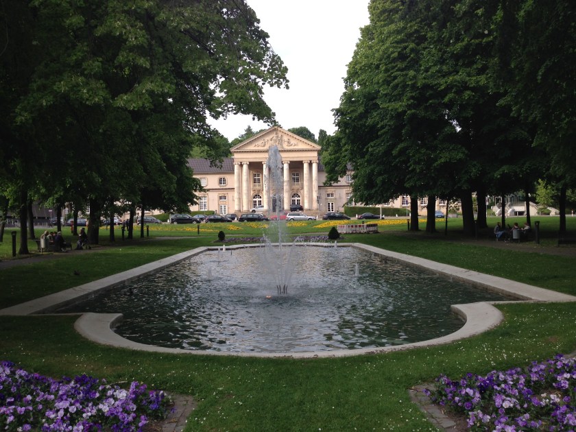 Westspiel will zwei Bilder von Andy Warhol versteigern lassen. Bilder, wie Andy Warhol sie reihenweise produziert hat. Der Vorgang (Versteigerung) ist umstritten. 