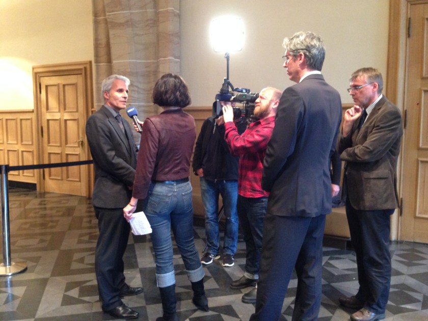 Vor der Sondersitzung: Polizeipräsident Dirk Weidsprech wird von einem WDR-Team interviewt. Oberbürgermeister Philipp (vorne) hört zu. 