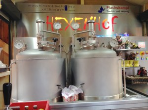 Einige Hektoliter Glühwein warten auf fröhliche Trinker. An den Theken treffen sich jetzt schon die Freundeskreise.