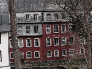 Das Schulgebäude in Monschau im Rosental steht seit vielen Jahren leer. Foto: Archiv