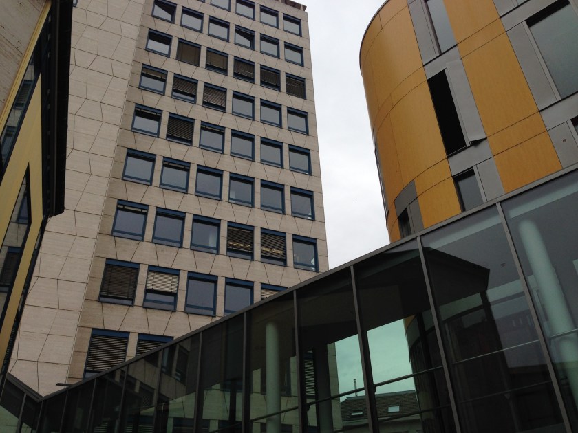 Symbolbild: Blick auf den Gebäudekomplex der Verwaltung der Städteregion in Aachen, Zollernstraße. 