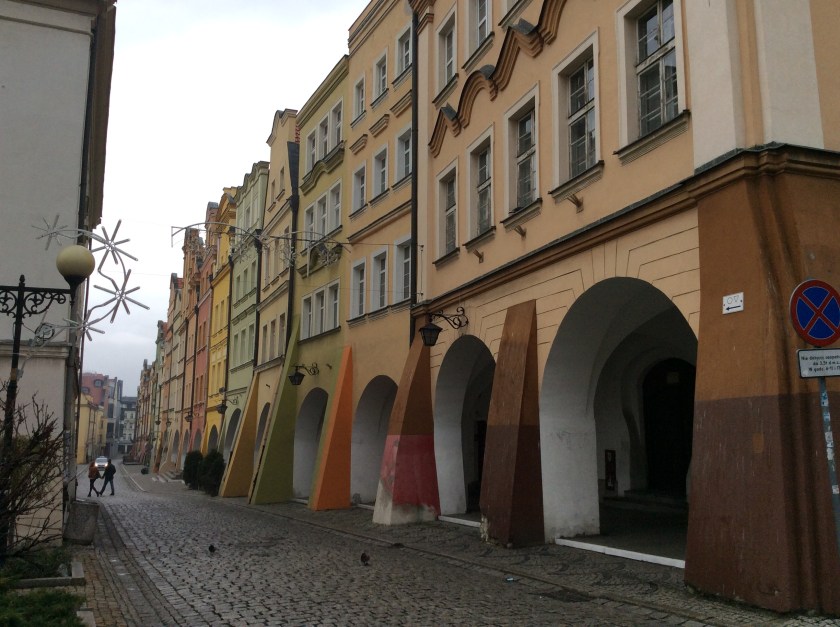 Den Marktplatz von Jelenia Gora umgeben Bürgerhäuser mit Laubengängen. In diesen Häusern  wohnten die reichsten Leute der Stadt: Kaufleute und Krämer. Alle Fotos entstanden am frühen Sonntagmorgen. Es waren kaum Leute unterwegs. 