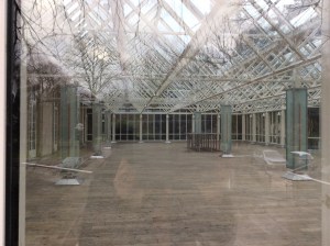 Der Lenné-Pavillon befindet sich an der rechten Seite des Gebäudes. Heute fotografiert durch ein Fenster hindurch.