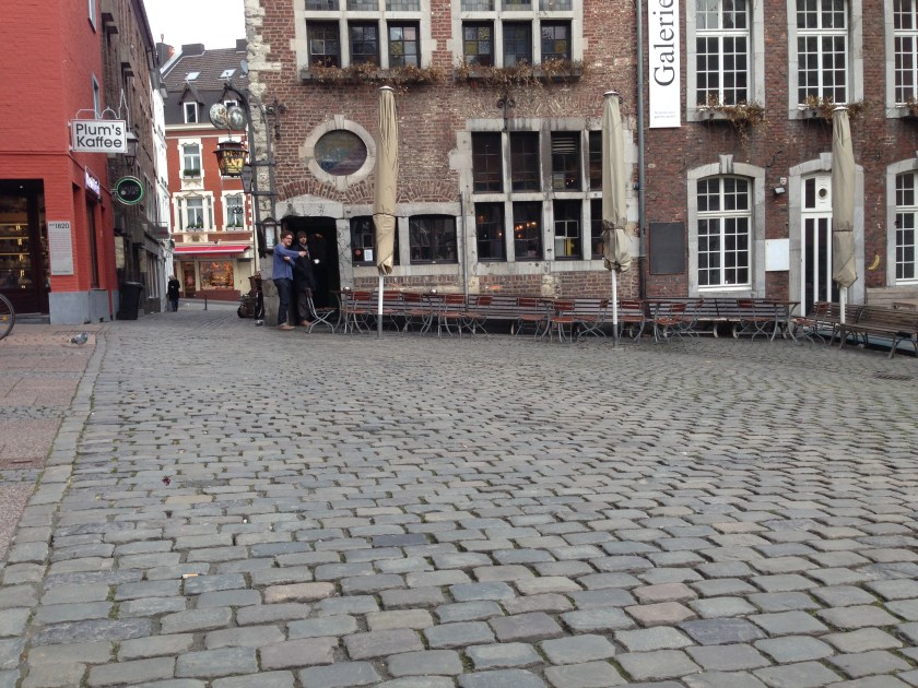 Der Hof mit Blick auf den Domkeller: Sieht seit Jahren schäbig aus, wird aber bald erneuert. Das Pflaster wird "im flachgeschnittenen, gemischten Großpflaster gestaltet". Schreibt die Stadtverwaltung. 