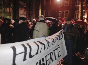 Piraten waren mit einem Transparent vor Ort. Rechts, hinten: Udo Pütz, für die Piraten im Rat der Stadt aktiv. 