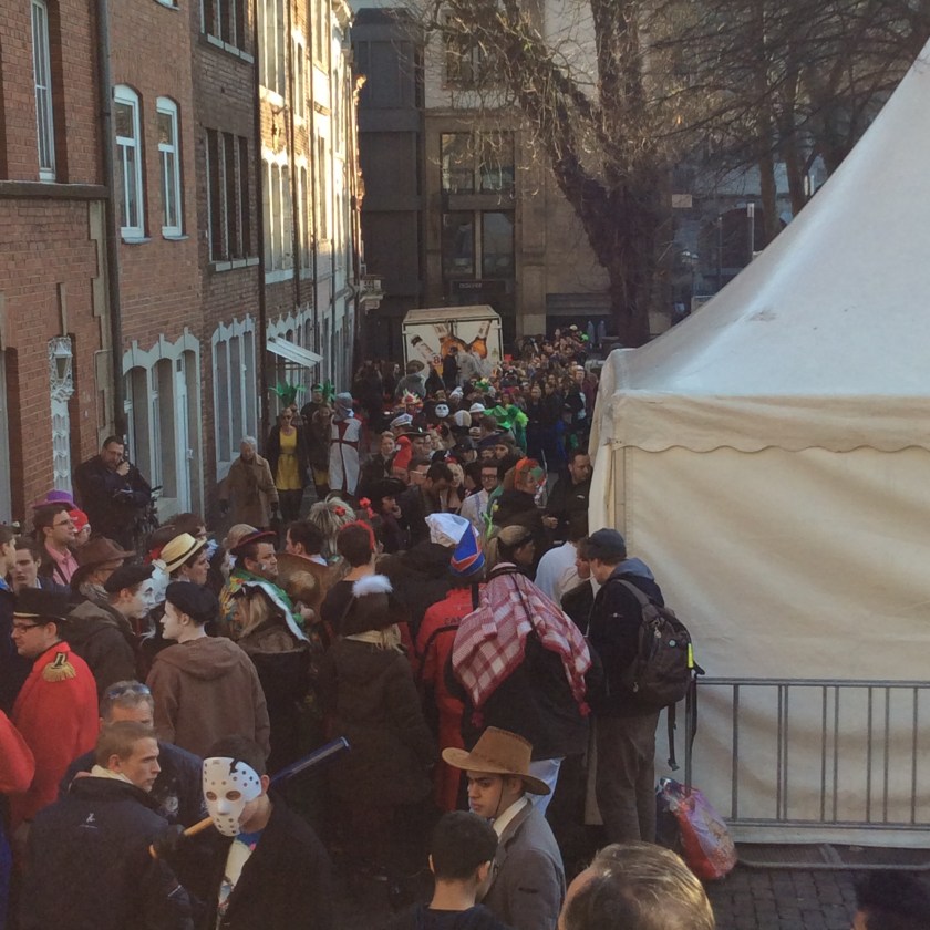 Alle wollten in das Zelt rein. Draußen gab es einen krassen Polizeieinsatz.