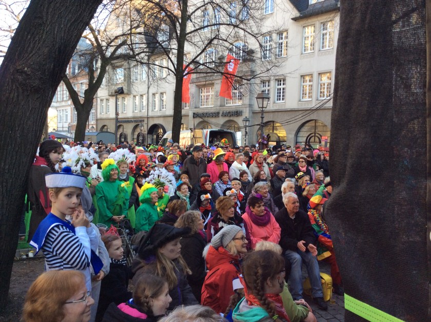 Auf dem Münsterplatz. Die Tropigarde (Markenzeichen: Klobürste) brannte ein dreistündiges Programm ab, das sehr amüsierte. 