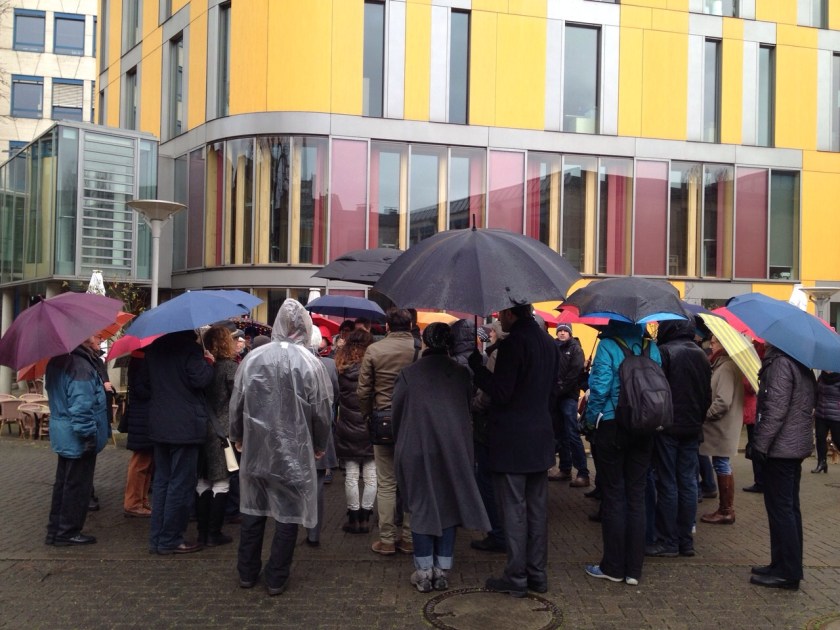 Starteten zum Rundgang durch das Frankenberger Viertel: eine große Gruppe mit Dr. Holger Dux. Foto: Henning Brinkmann