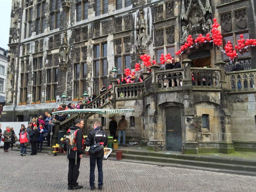 Mit Luftballons vor dem Rathaus machten gestern Frauen, die Kinder betreuen, auf ihre prekäre finanzielle Lage aufmerksam. 