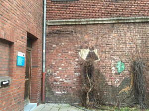 Eins von vielen zerstörten Bildern des Aachener Wandmalers. Die Reste befinden sich an einer Außenwand des Mörgens-Theaters. 