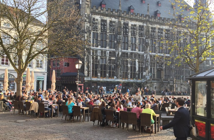 Vor dem "Extrablatt" (oben) und auf der anderen Seite, vor dem Eiscafé (dieses Foto), sitzen bei warmem Wetter Hunderte und genießen ihren Feierabend und die warme Luft.