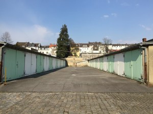 Auf einen Grundstück im oberen Teil der Oppenhoffallee (hinter der Häuserzeile) gibt es ein großes Grundstück, wo sich statt dieser und vieler anderer Hütten ein Parkhaus bauen ließe. Wenn man nur will.