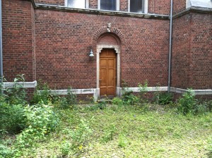 Die Eingangstüren lassen sich zählen, die Wohneinheiten von außen nicht. Wieviele Nonnen haben hier einst gelebt?