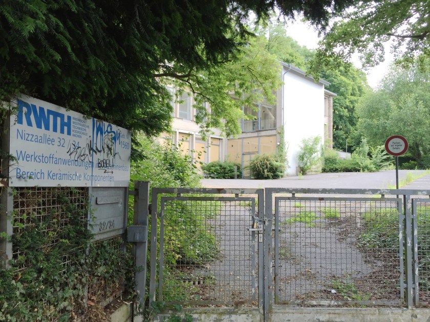 Steht leer und wäre eventuell auch als Unterkunft für Flüchtlinge geeignet? Die Nähe zu Geschäften und der Innenstadt wäre auch von Vorteil.