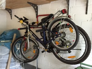 Fahrräder, in einer Garage in der Franzstraße