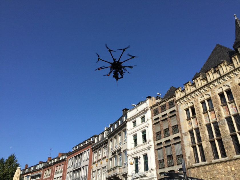 Montag in Aachen. Ein unbemanntes Flugobjekt erregt die Aufmerksamkeit der Passanten. 