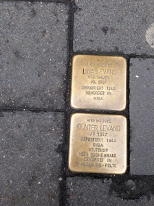 Zwei Stolpersteine vor einem Geschäft in der Adalbertstraße. 