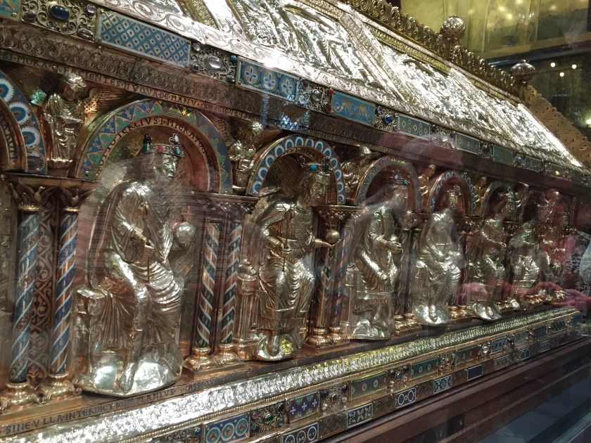 Endlich einmal jeden Edelstein, jede Figur aus nächster Nähe betrachten können: Das ist nur für kurze Zeit möglich. 