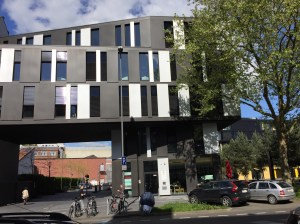 Neuere, große Gebäude in Aachen sehen ja eigentlich alle gleich aus. Eine Uniformität, die mir gefällt. 