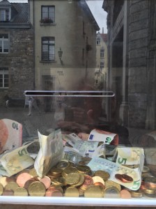 Manche Menschen können es nicht ertragen, wenn andere Geld bekommen, ohne etwas geleistet zu haben. 