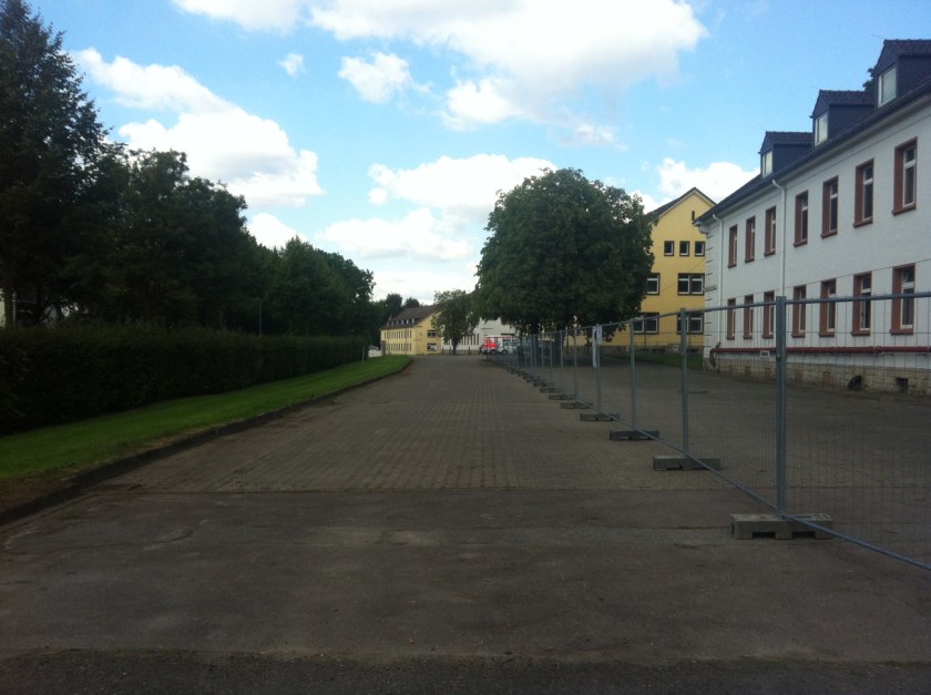 Blick auf die Kaserne. Hier: der Zugang zu den Flüchtlingsunterkünften.