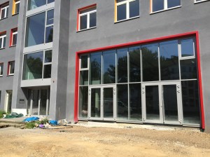 Ein Foto von den Bauarbeiten am vorderen Teil des Gebäudes. 