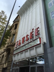 Fassade und Schriftzug sollten erhalten bleiben. Passend zur prominenten Örtlichkeit, gegenüber vom Stadttheater. 