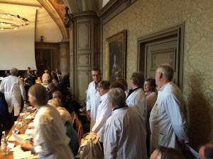 Ärzte bei ihrem "Hausbesuch" im Rathaus. Wenn Mediziner aktiv werden, muss die Lage wirklich ernst sein. 