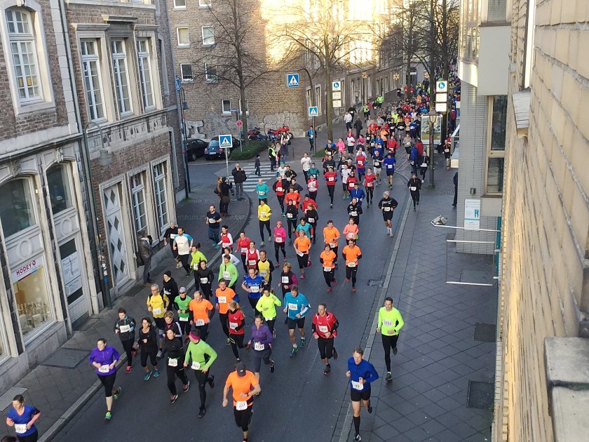 Nicht die schlechteste Art, das Jahr zu beenden: der Silvesterlauf in Aachen. Dem alten Jahr davonlaufen und dem neuen entgegen. Ich wünsche allen einen guten Rutsch und ein schönes 2016.